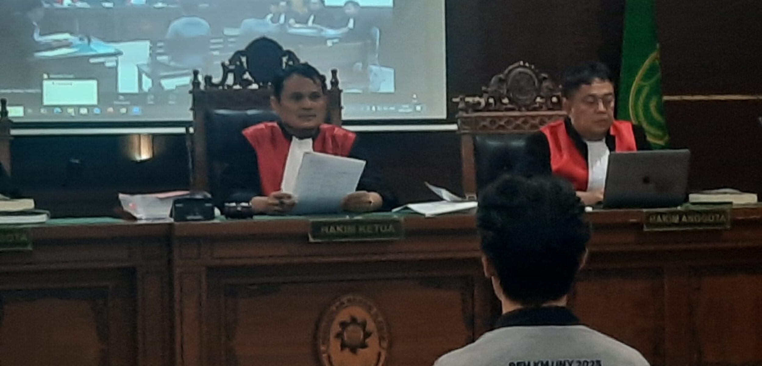 Persidangan perkara pembakaran tenda Polda DIY di Pengadilan Negeri Sleman, Selasa (20/1/2026). (Hadid Husaini/kabarterdepan.com)