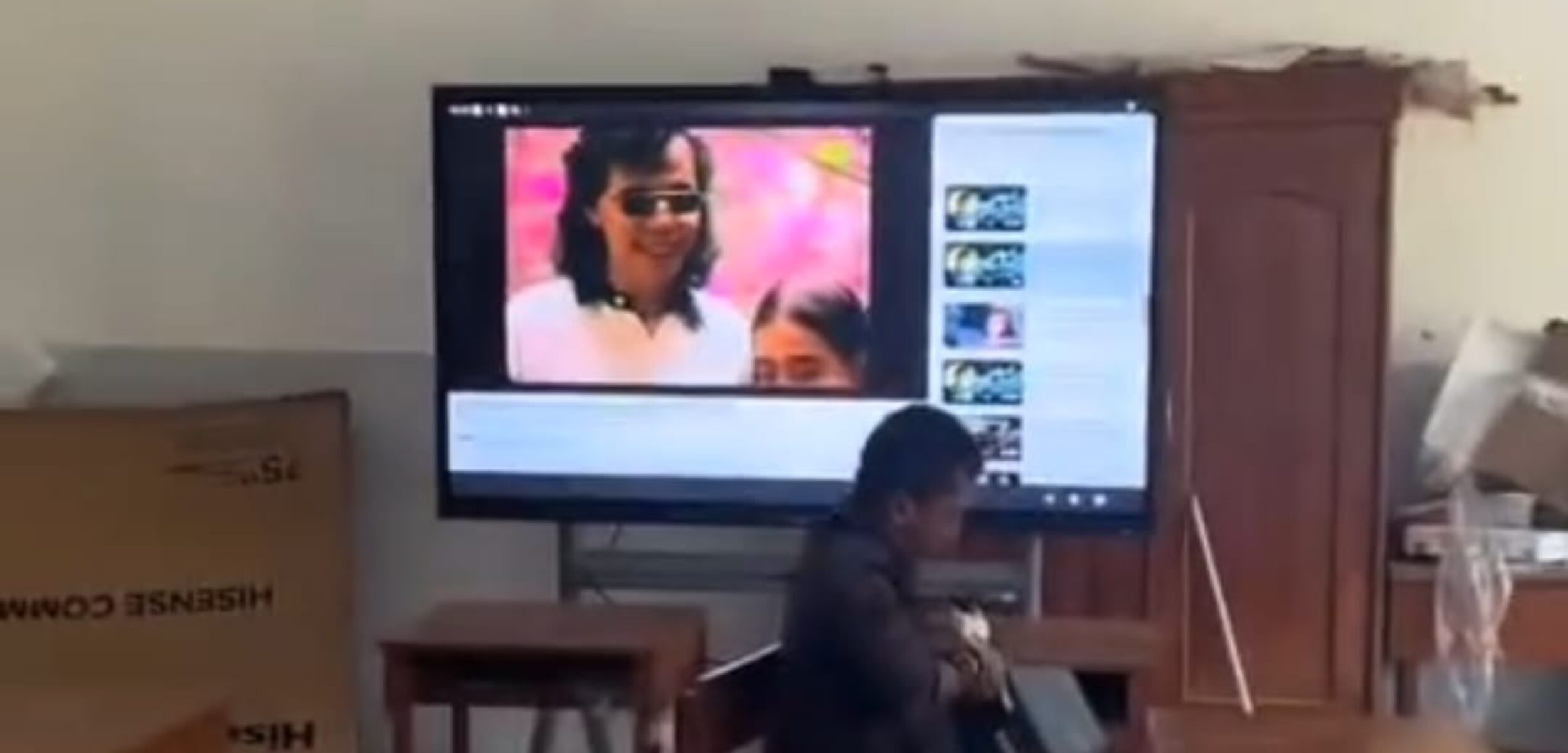 Guru saat menggunakan smart panel di SDN Batoporo 1 untuk memutar musik dangdut (istimewa)