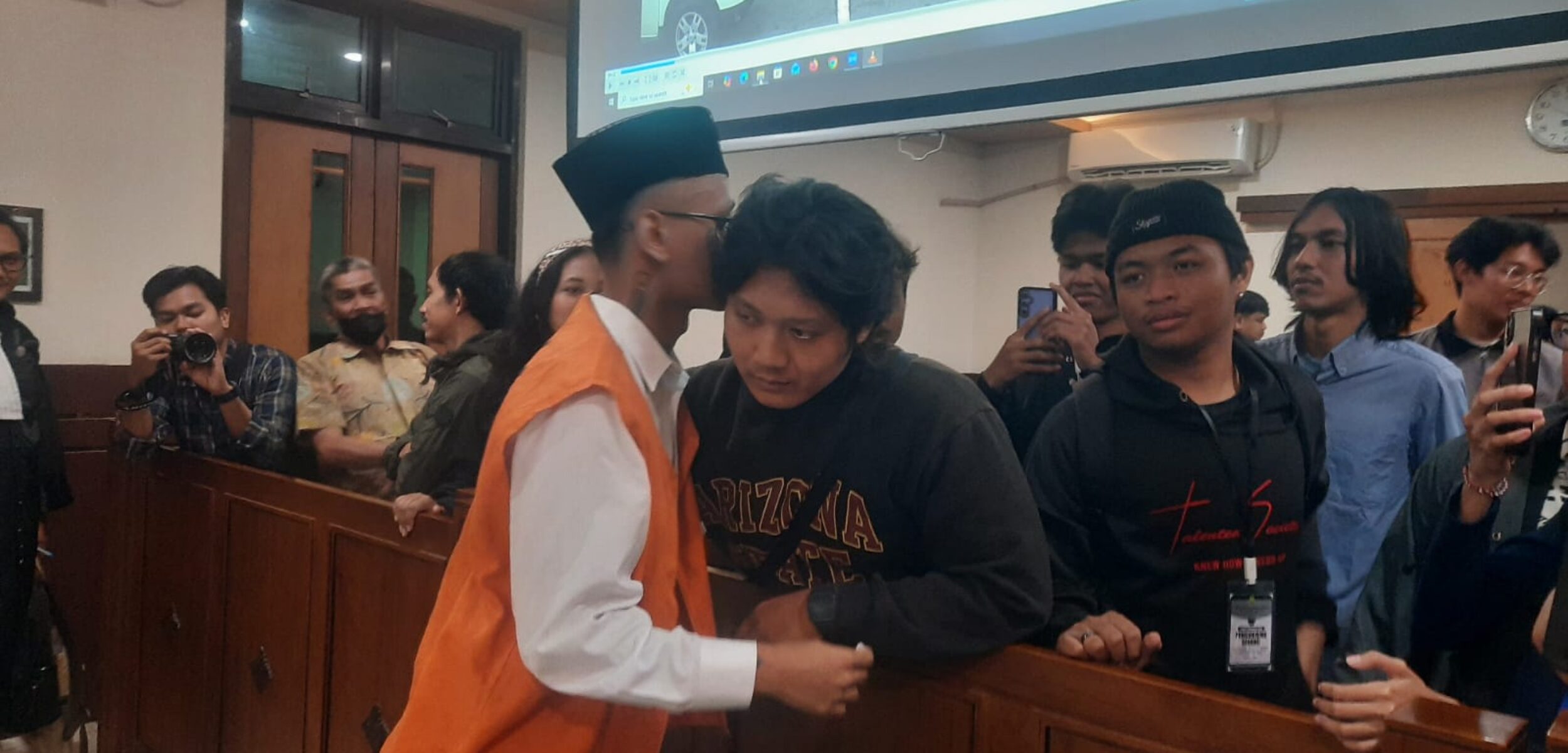 Terdakwa pembakaran tenda Polda DIY Perdana Arie saat bertemu rekan-rekanya usai sidang di Pengadilan Negeri (PN) Sleman, Selasa (20/1/2026). (Hadid Husaini/kabarterdepan.com)