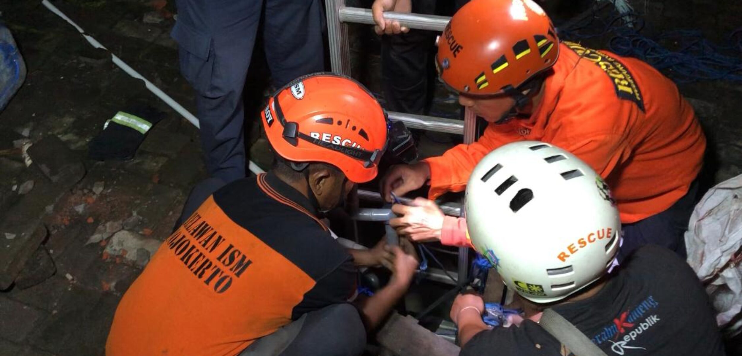 Tim Damkar saat mengevakuasi anjing tercebur sumur di Mojosari. (Redaksi/kabarterdepan) 