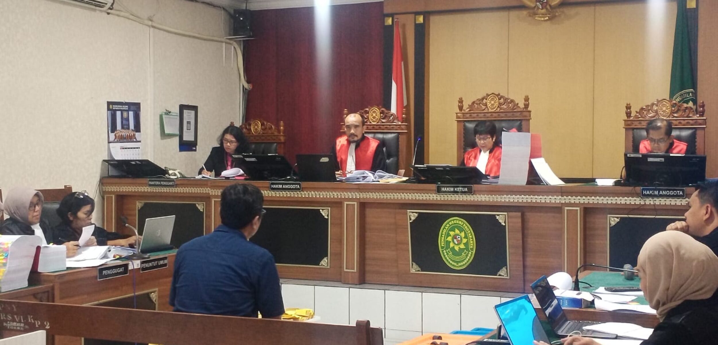 Sidang perkara korupsi Dana Hibah Pariwisata Sleman menghadikan mantan Kepala Subbagian Peraturan Perundang-Undangan Bagian Hukum Sekretariat Daerah (Setda) Sleman Hendra Adi Riyanto di Pengadilan Negeri (PN) Yogyakarta, Rabu (21/1/2026). (Hadid Husaini/kabarterdepan.com)
