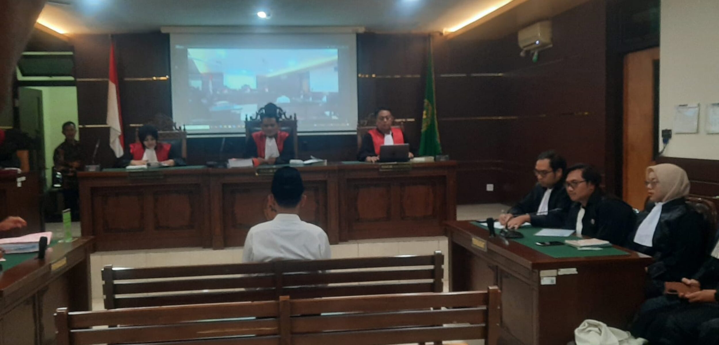 Perdana Arie Veriasa, terdakwa pembakaran tenda polisi Mapolda DIY saat mengikuti sidang di Pengadilan Negeri (PN) Sleman, Kamis (22/1/2026). (Hadid Husaini/kabarterdepan.com)