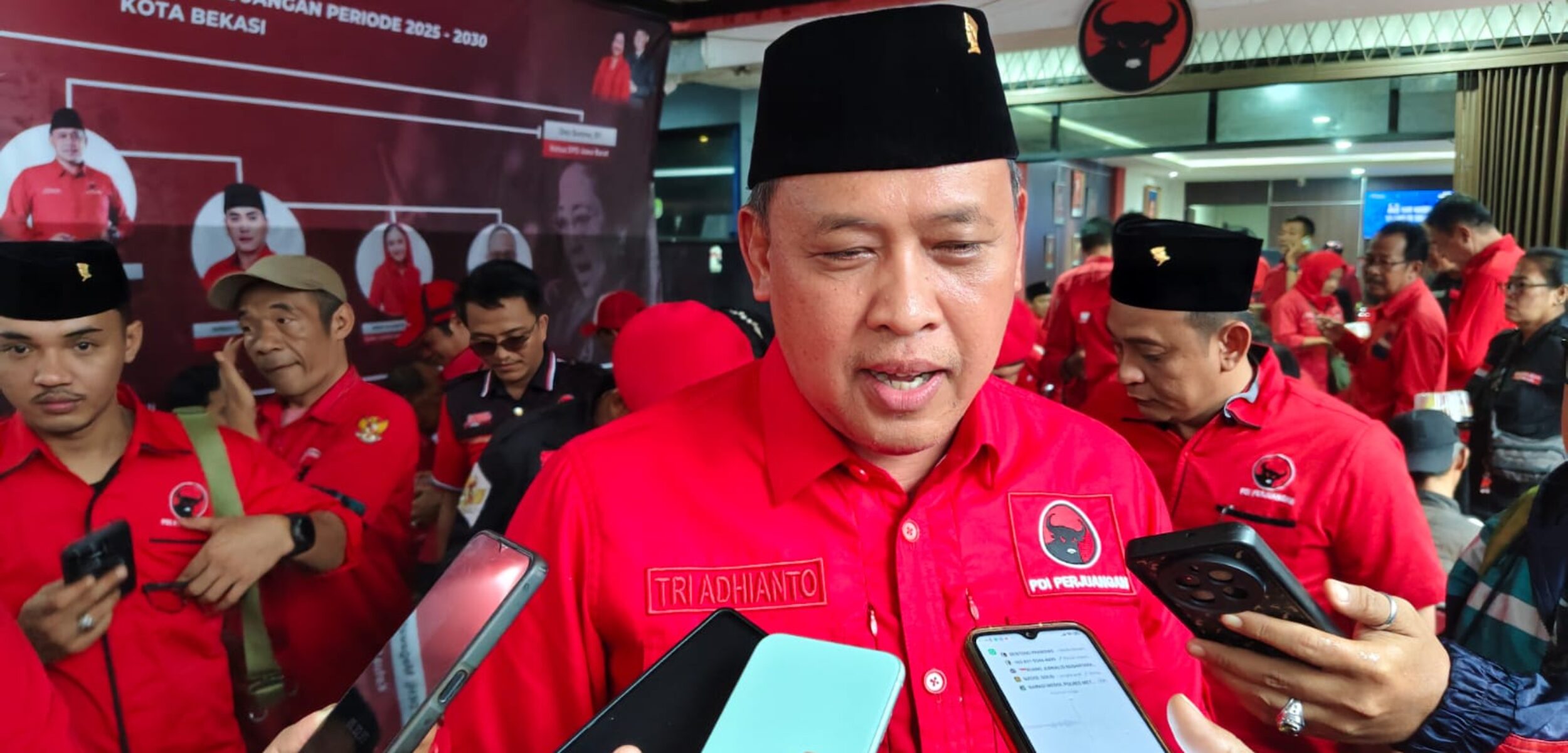 Ketua DPC PDIP kota Bekasi Tri Adhianto (Walikota Bekasi) saat peringati HUT Megawati Soekarnoputri di kantor DPC PDIP kota Bekasi