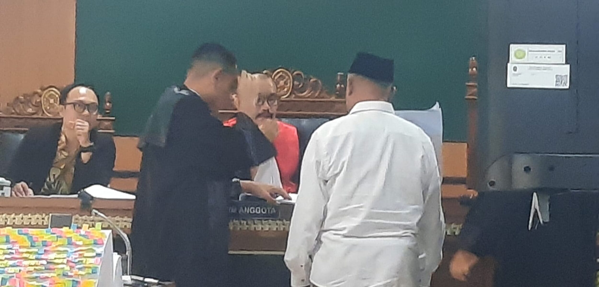 Bupati Sleman Harda Kiswaya saat menjadi saksi dalam persidangan perkara korupsi dana hibah pariwisata Sleman 2020 di Pengadilan Negeri (PN) Yogyakarta, Jumat (23/1/2026). (Hadid Husaini/kabarterdepan.com)