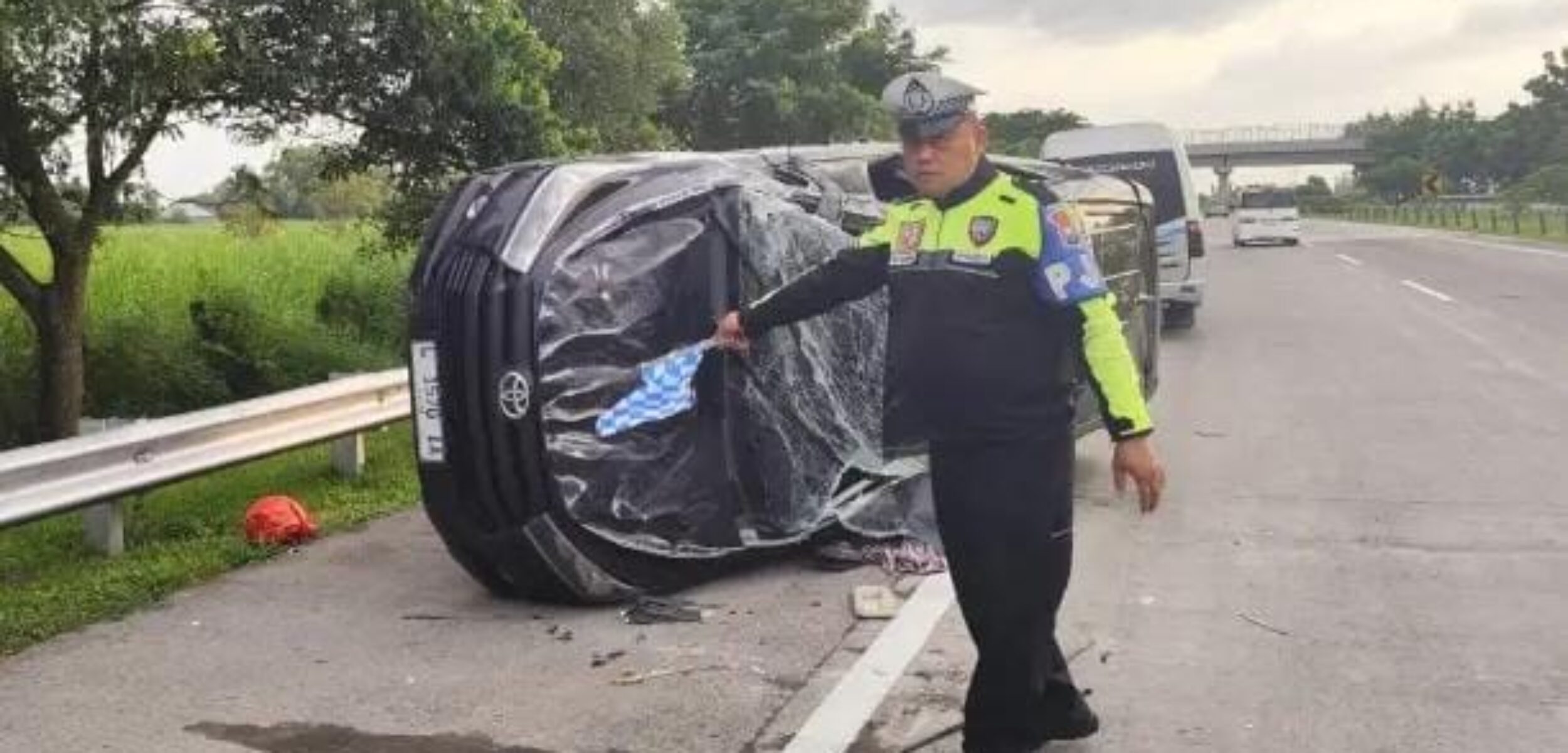 Mobil Innova usai terguling di Tol Jombang–Mojokerto (Sumber: Jomo/ Kabar Terdepan.com)