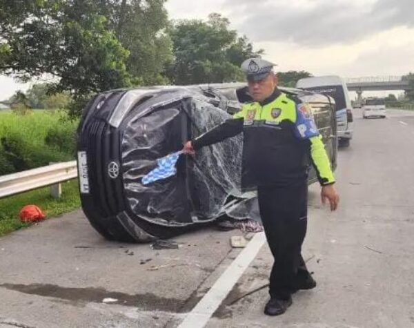 IMG 20260124 WA0063 1 Mobil Innova usai terguling di Tol Jombang–Mojokerto (Sumber: Jomo/ Kabar Terdepan.com)