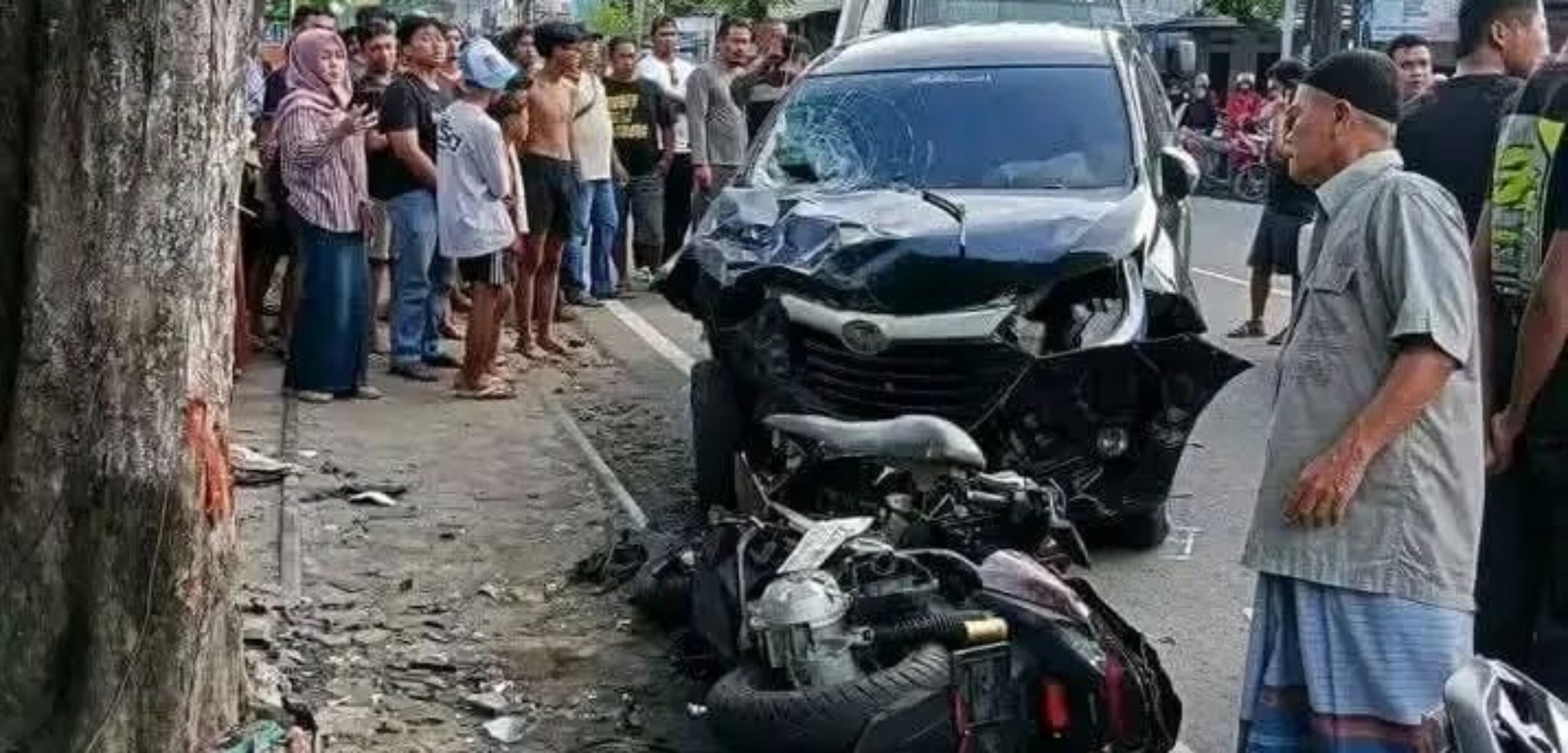 Mobil Avanza Picu Kecelakaan Beruntun di Jombang, Satu Pengendara Motor Tewas