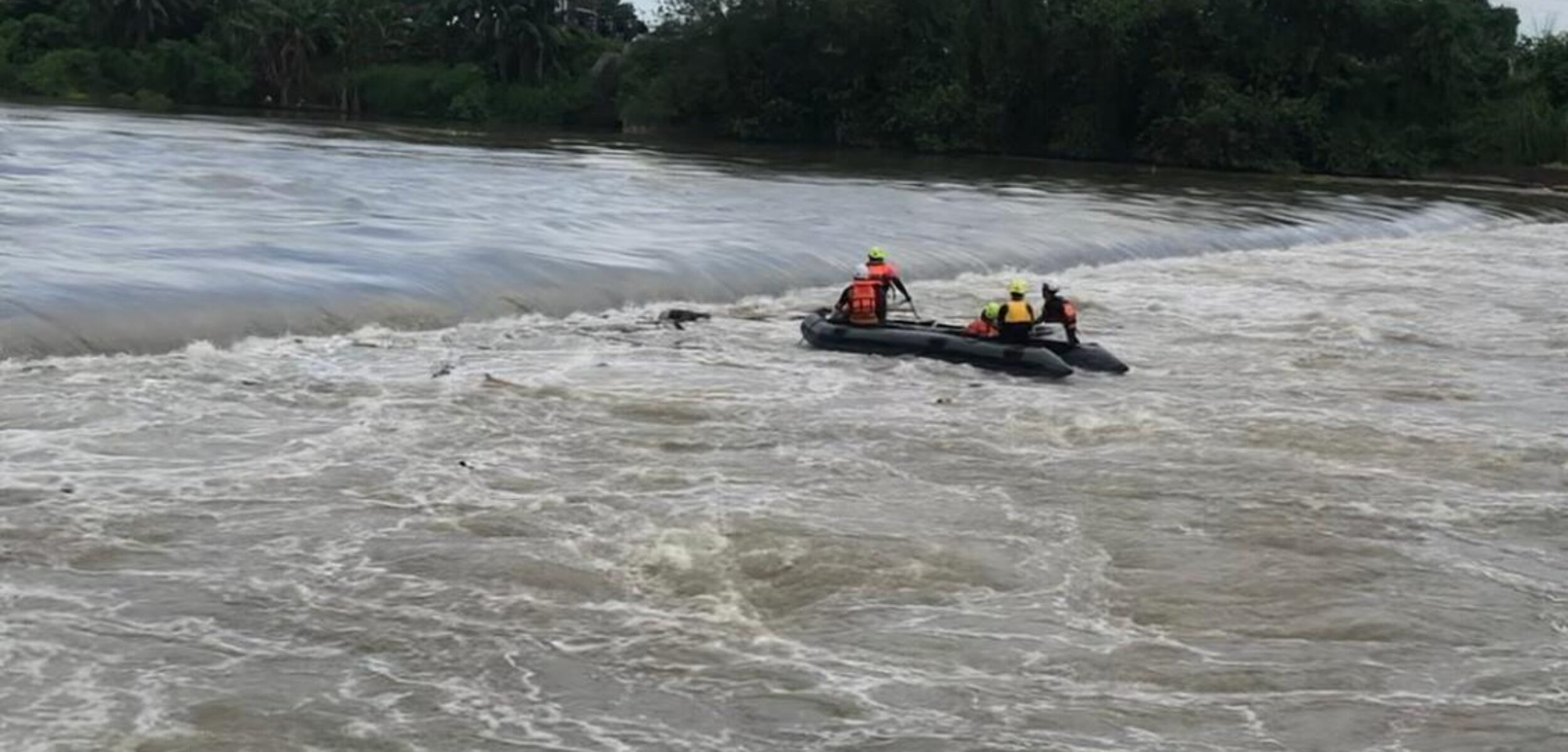 Satu Jam Lawan Arus Sungai, Tim SAR Berhasil Evakuasi Mayat di Dam Sipon Mojokerto