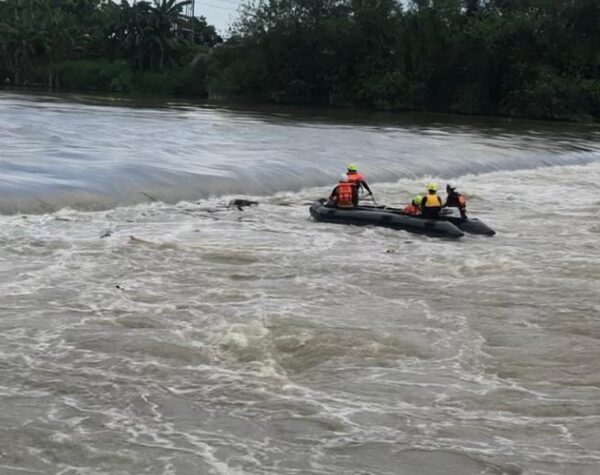 Satu Jam Lawan Arus Sungai, Tim SAR Berhasil Evakuasi Mayat di Dam Sipon Mojokerto