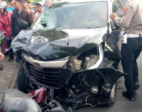 Petugas Satlantas Polres Jombang saat melakukan olah TKP lakalantas di Jalan Raya KH Hasyim Asy’ari