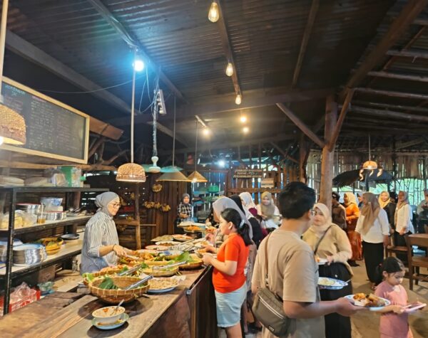 Pawon Sego Lego Berbagi Makan Gratis di Trawas Mojokerto