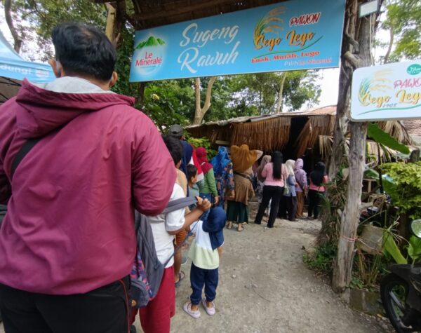 Mojokerto Viral, Warung Pawon Sego Lego Bagikan Puluhan Porsi Makan Gratis di Jalur Trawas