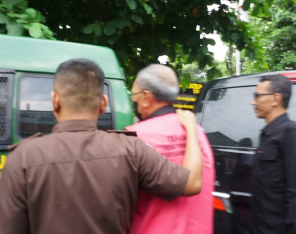 Usai Ditangkap di Karawang, Terpidana Korupsi Dana Hibah PSSI Jombang Digiring ke Lapas
