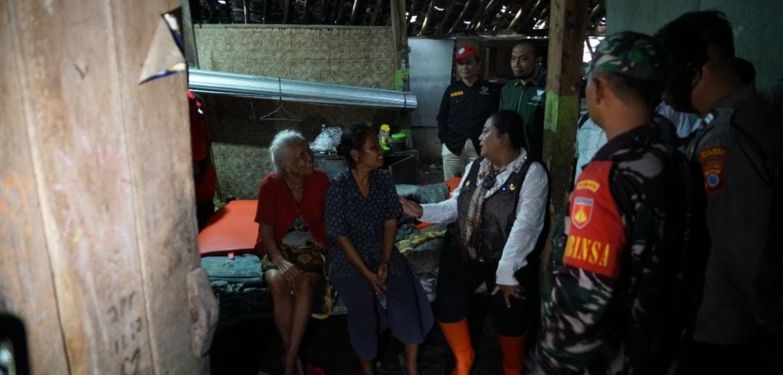 Bupati Gunungkidul Endah Subekti Kuntriningsih melihat kondisi rumah warga di Gunung Cilik)