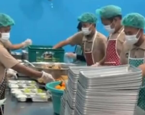 Ilustrasi relawan yang bekerja di dapur SPPG