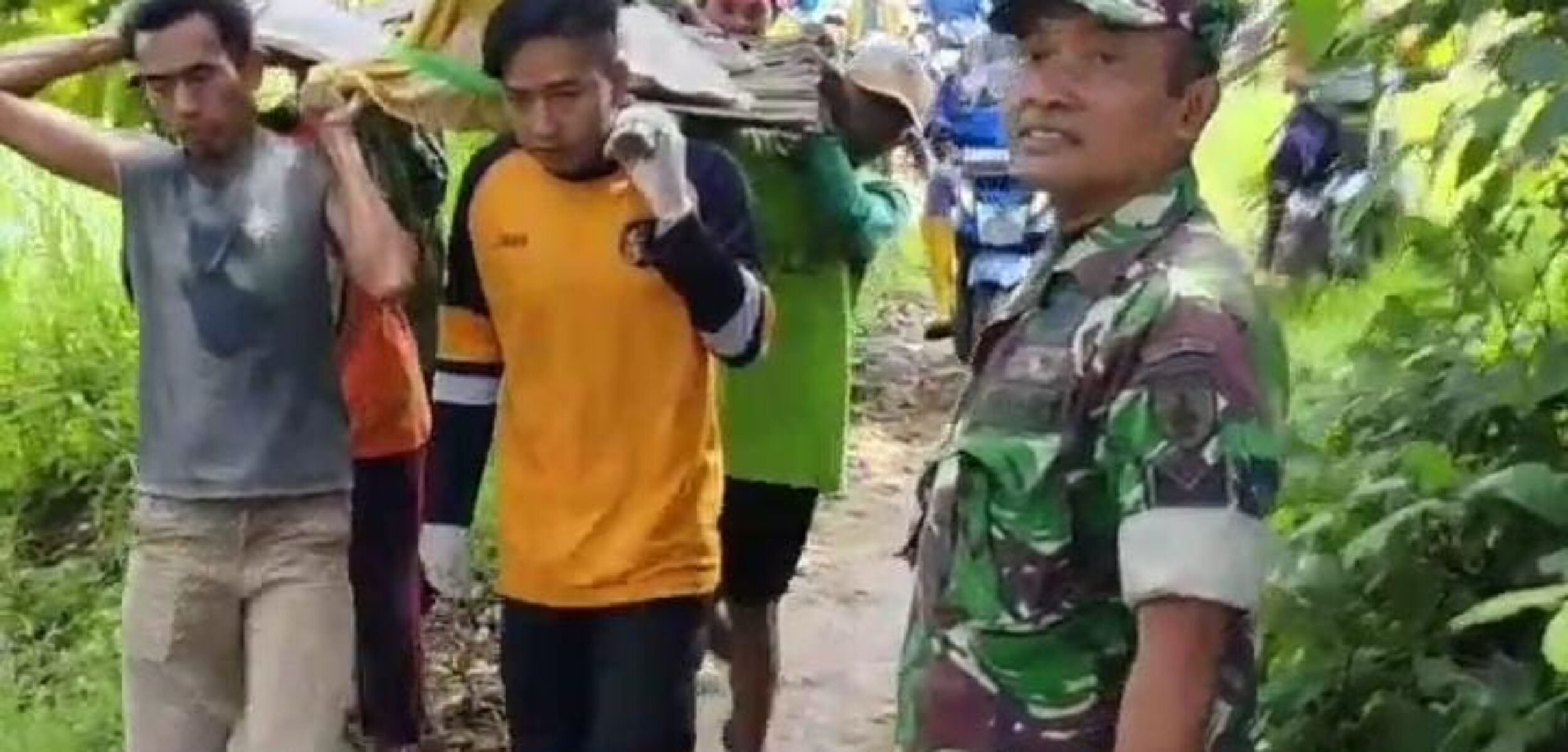 Petani Dievakuasi Warga dan TNI-Polri Karena Medan Sulit Dilalui Ambulans