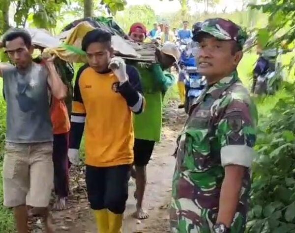 Petani Dievakuasi Warga dan TNI-Polri Karena Medan Sulit Dilalui Ambulans