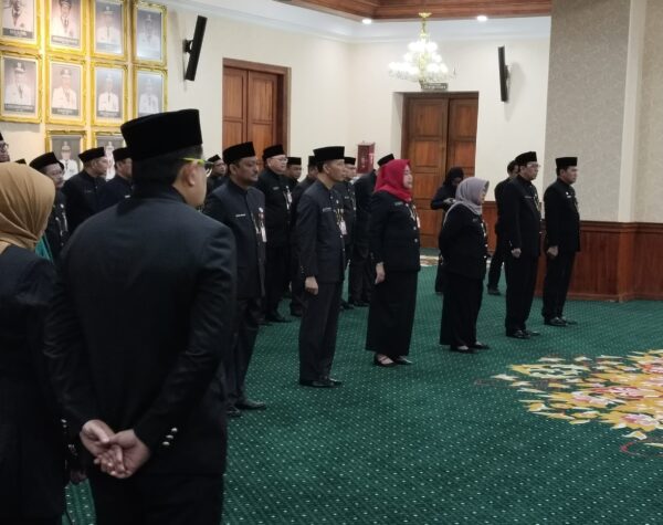 Khofifah Lantik sejumlah pejabat strategis di lingkungan Pemprov Jatim.
