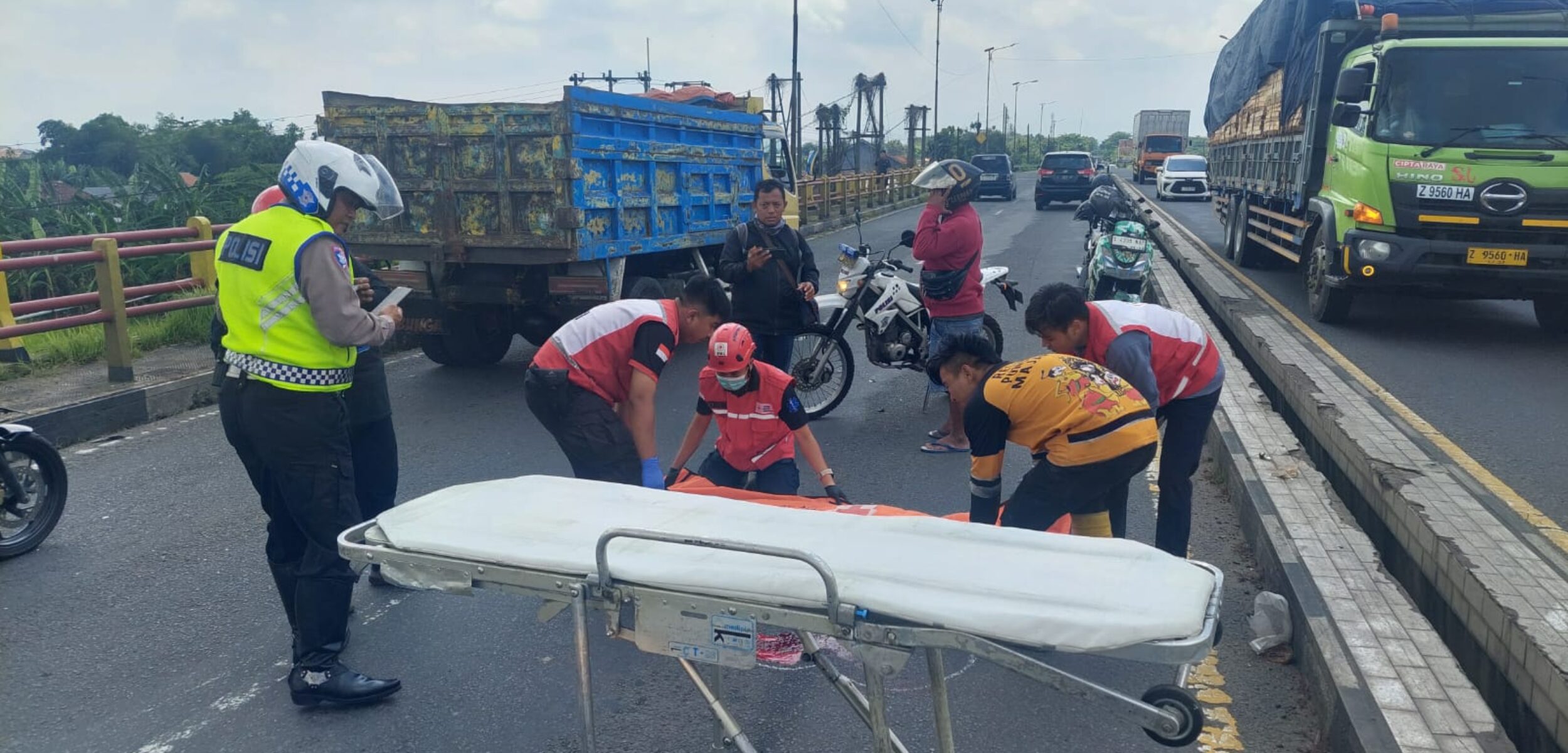 Tragis! Pengendara Motor Tewas Seketika Usai Menghantam Truk di Jembatan Brantas