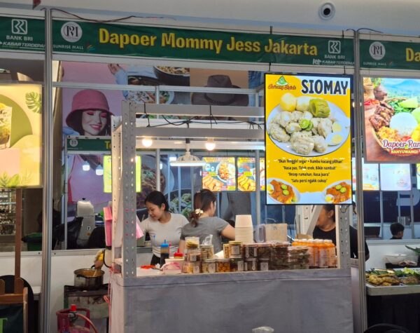 Dapoer Mommy Jess Jakarta Hadirkan Siomay Tenggiri dan Kue Kering Andalan di Festival Kuliner Mojokerto