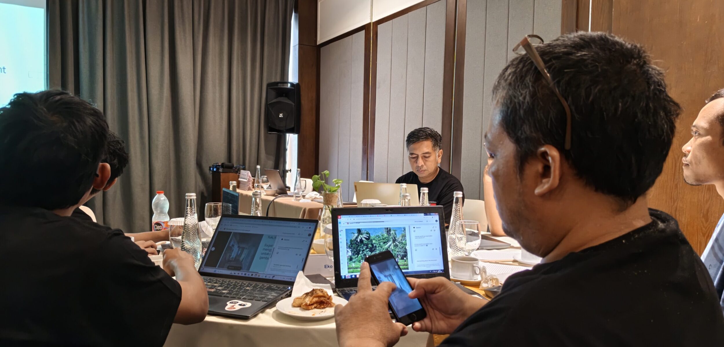 Suasana workshop “AI Tools for Journalists” yang diselenggarakan oleh Suara.com bersama Local Media Community dan Google News Initiative di Hotel Kampi Tunjungan, Surabaya pada tanggal 20 - 21 Januari 2026 (Redaksi / Kabarterdepan.com)
