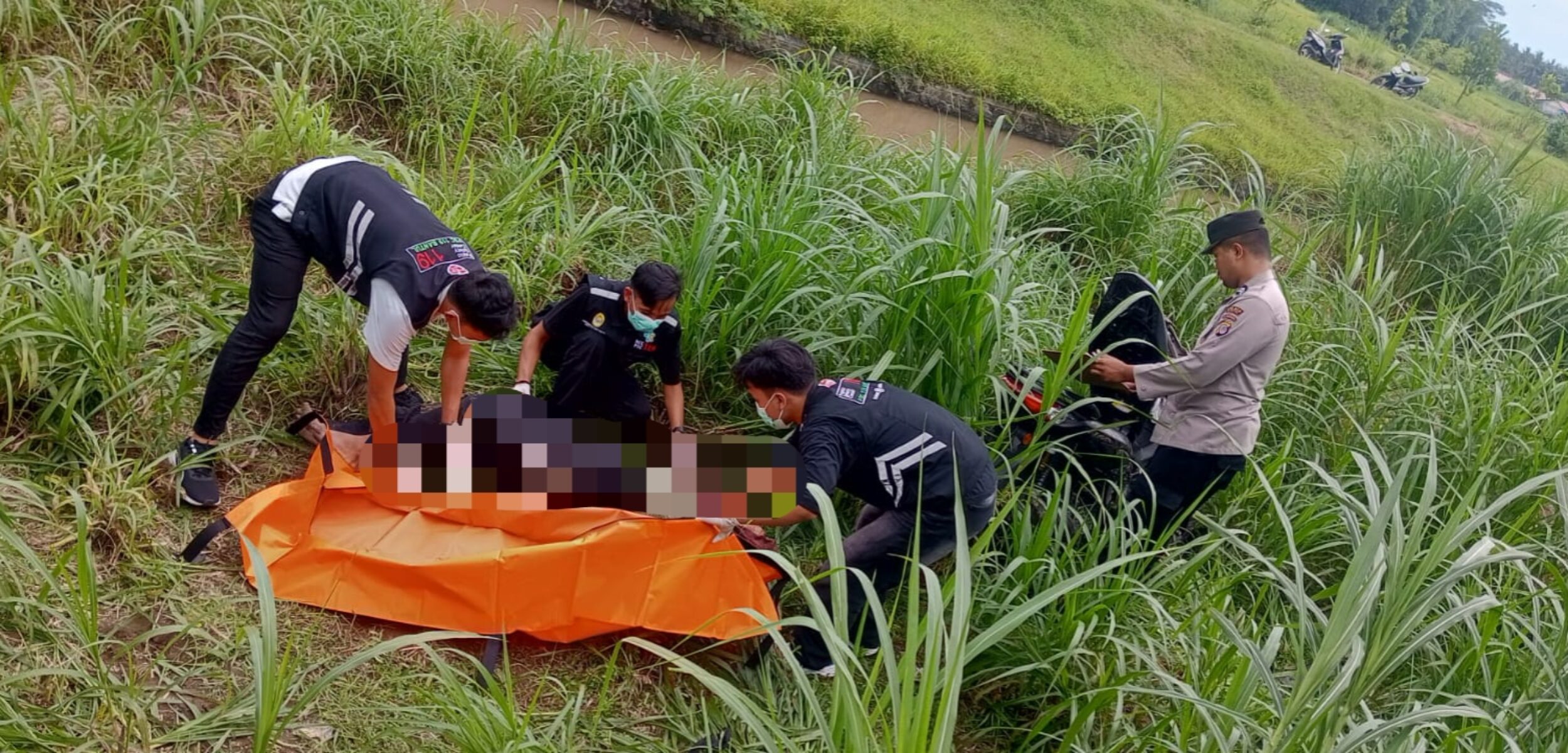 IMG 20260121 211854 372 1 Polisi mengevakuasi korban kecelakaan motor bonceng tiga di Bantul, DIY, Rabu (21/1/2026). (Polres Bantul for kabarterdepan.com)