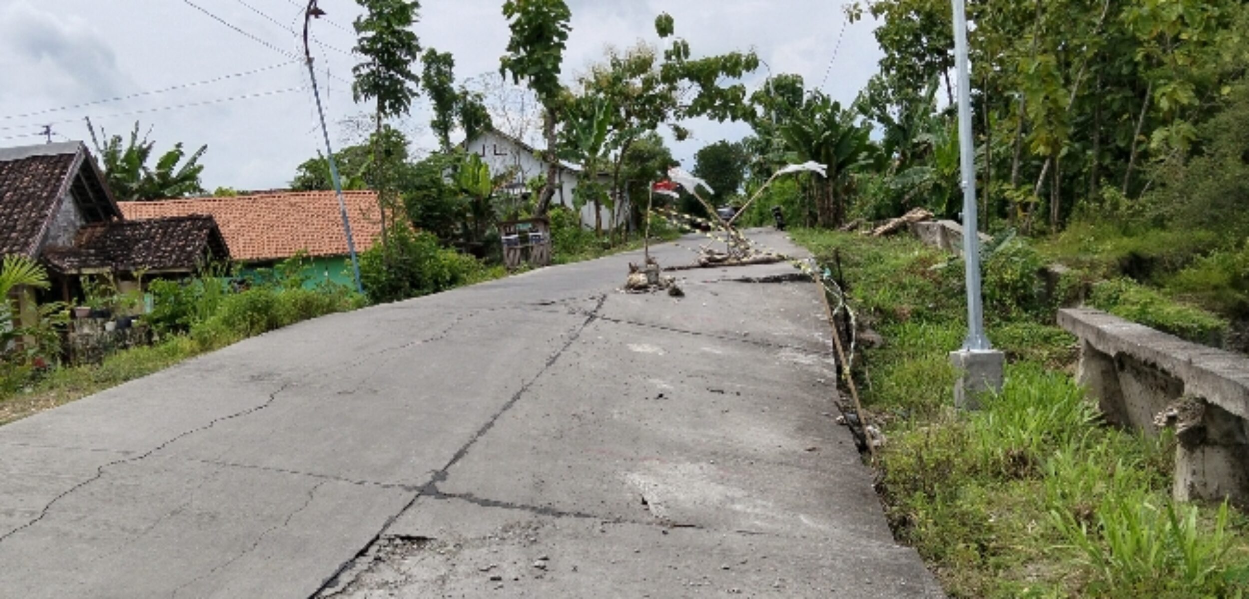 Jalan Ambles Proyek 2022 Dibiarkan, Keselamatan Warga Ngasem Jadi Taruhan