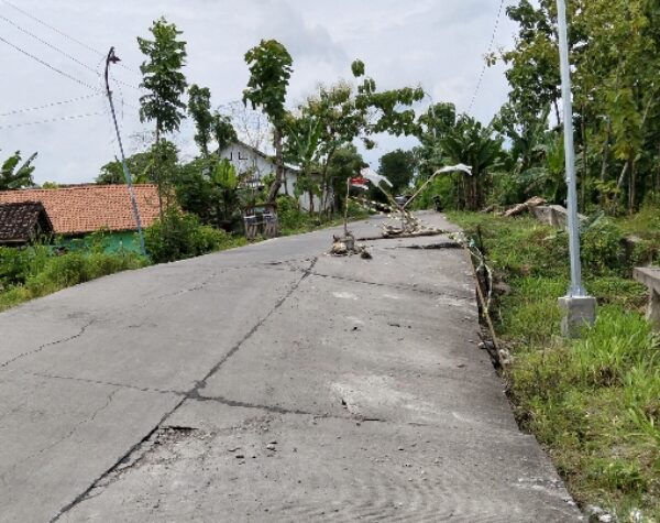 Jalan Ambles Proyek 2022 Dibiarkan, Keselamatan Warga Ngasem Jadi Taruhan