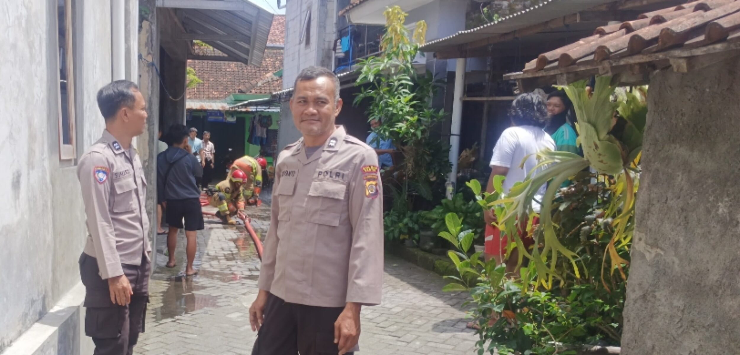 Petugas mengamankan lokasi kebakaran. (Polres Bantul for kabarterdepan.com)