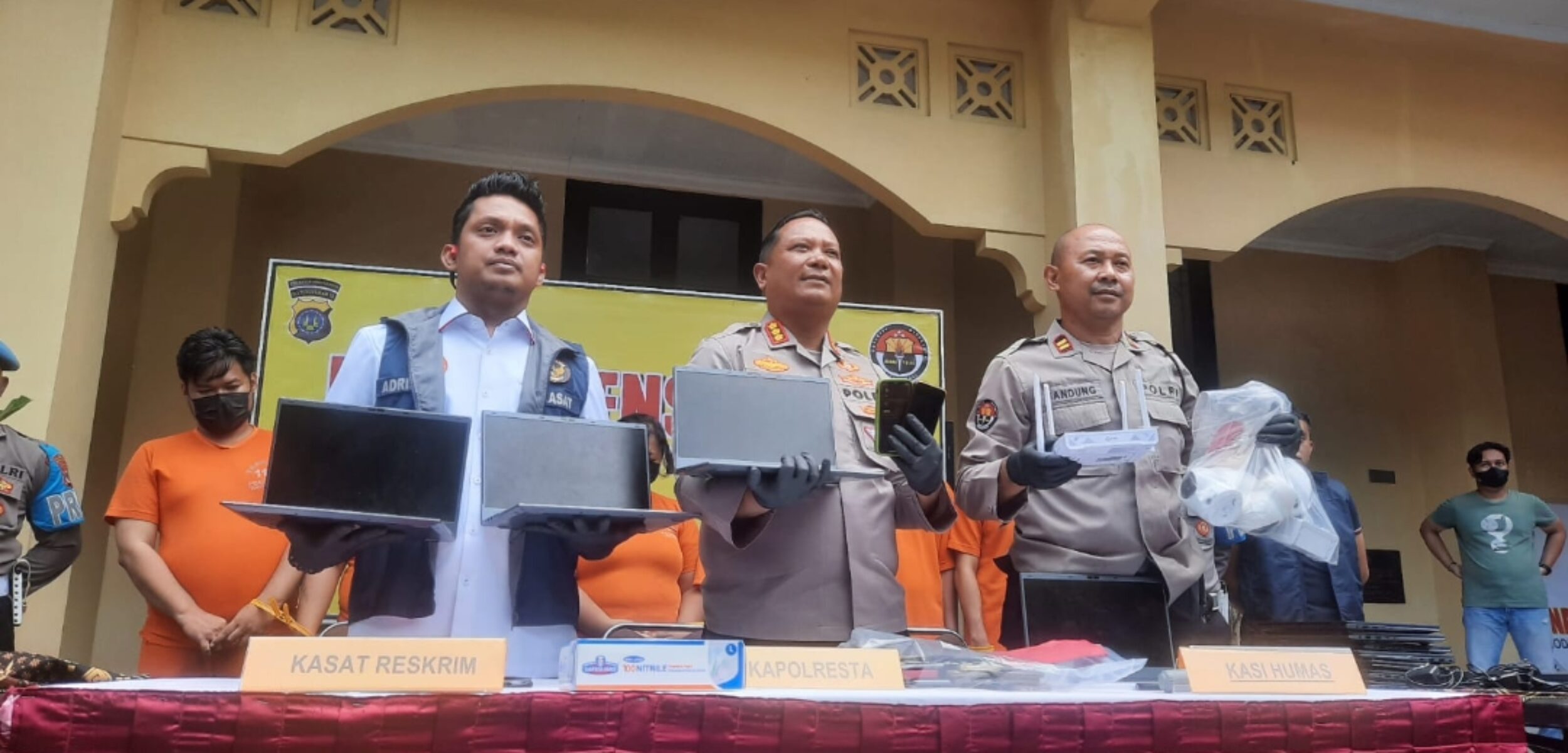 Jumpa pers ungkap kasus love scamming oleh Polresta Yogyakarta, Rabu (7/1/2026). (Hadid Husaini/kabarterdepan.com)