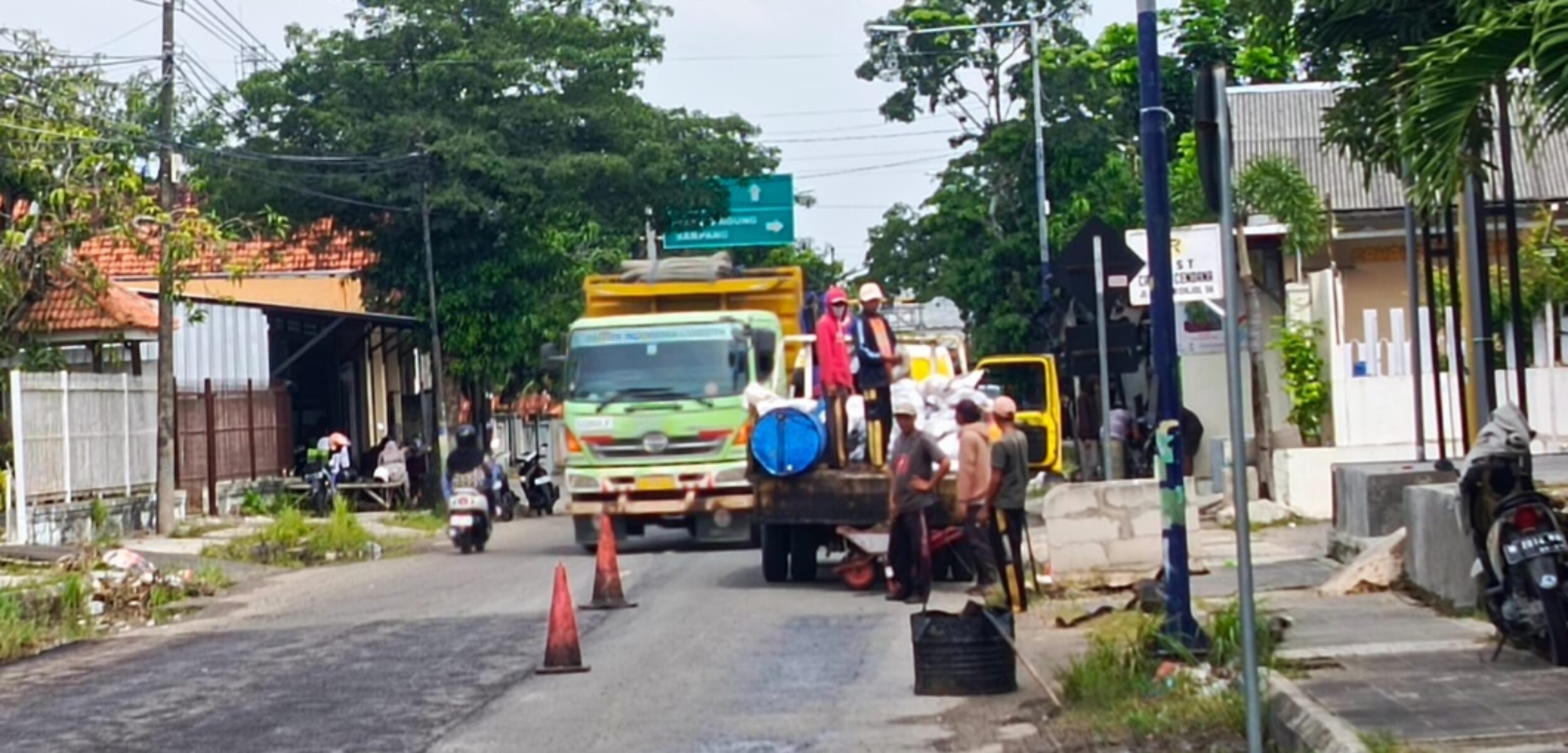 Perbaikan yang dilakukan UPT Bina Marga Sampang Rabu (7/1/2026) (fais/kabarterdepan.com)