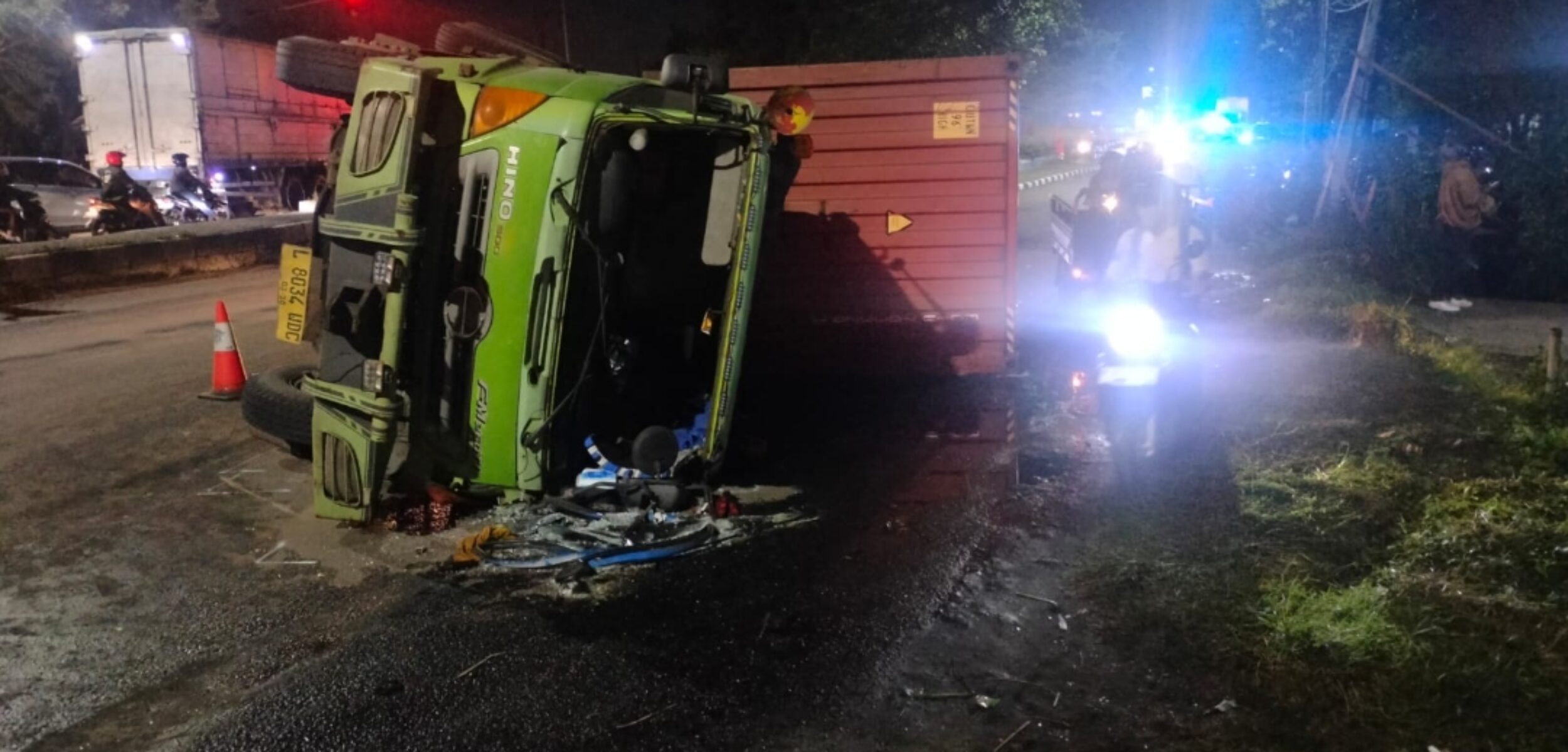 Screenshot 20260114 203425 1 Kondisi truk kontainer terguling di Balongbendo Sidoarjo. (Rio/kabarterdepan.com)