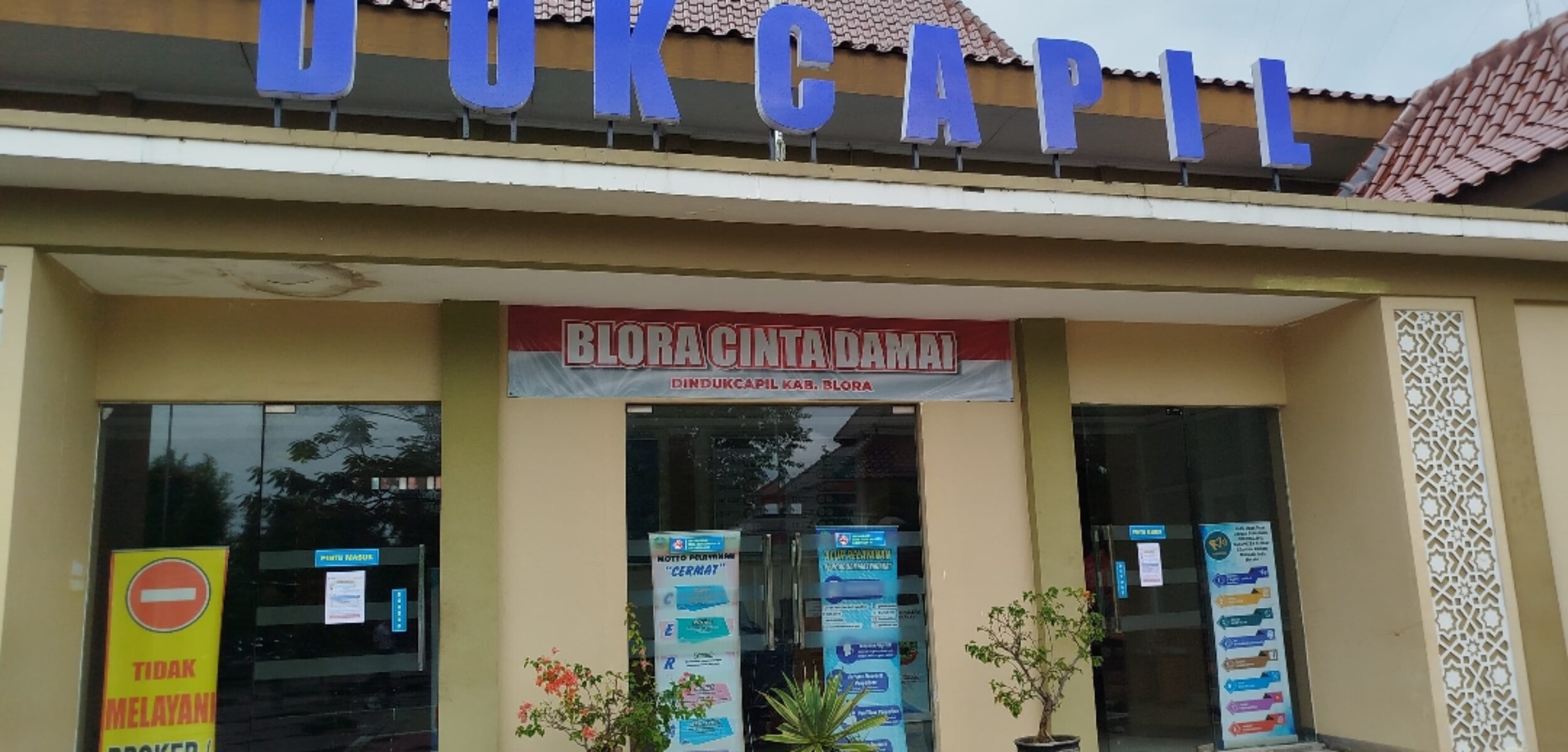 MENUNGGU E-SIGN AKTIF: Kantor Dukcapil Blora. (Foto: Rengga/kabarterdepan.com)