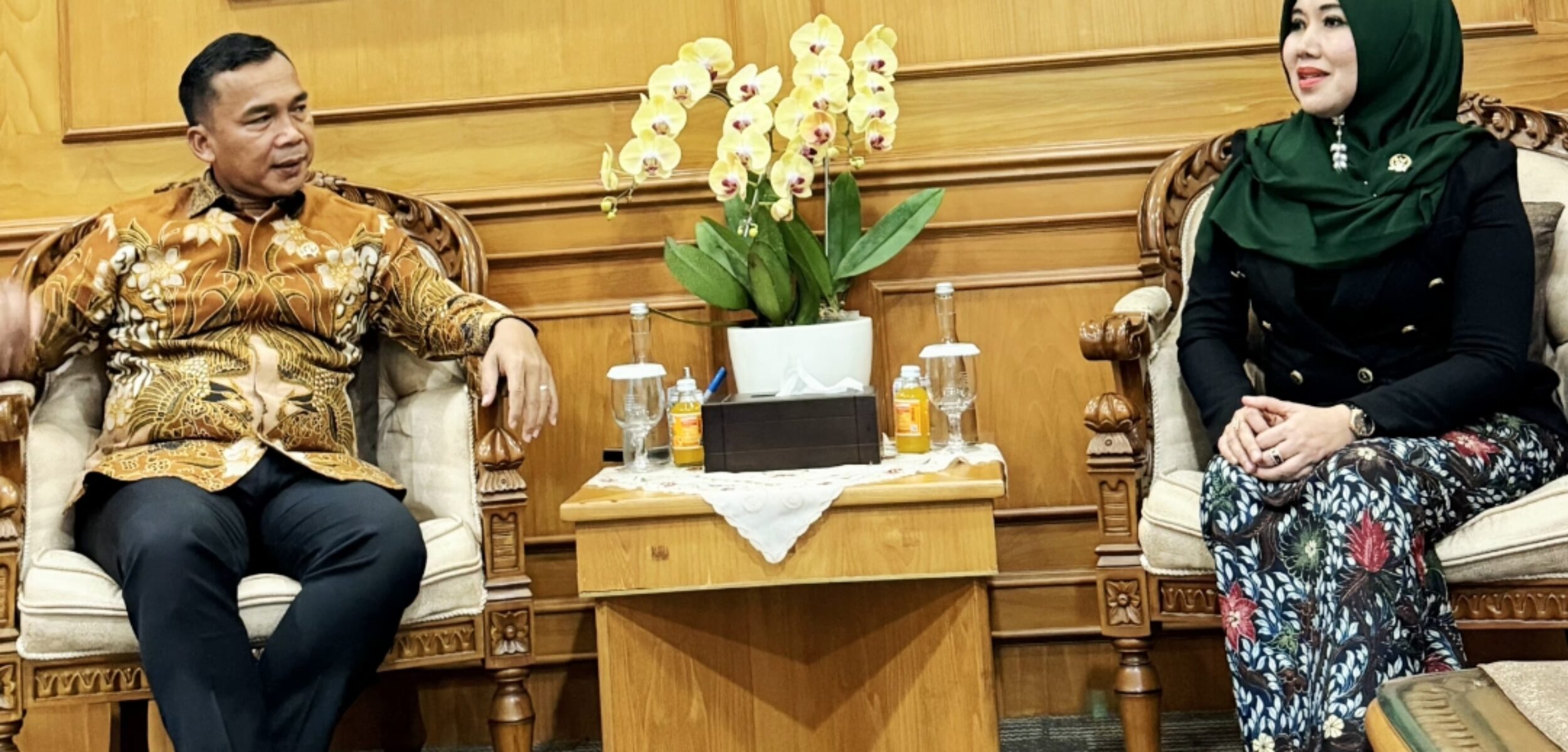 Wihaji-Lia Istifhama bahas Rem Demografi di Jatim. (Redaksi/kabarterdepan.com)