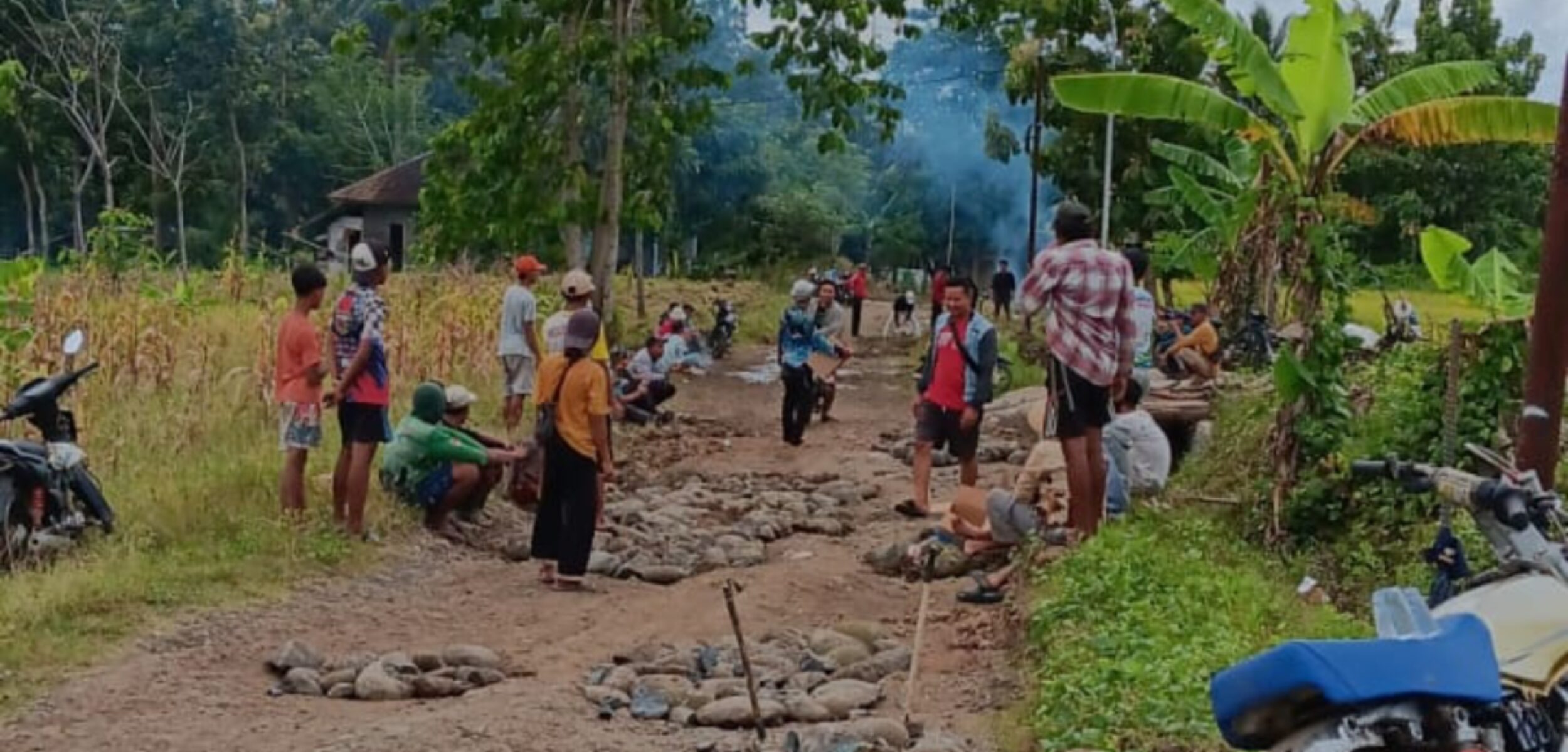 Warga gotong royong perbaiki jalan rusak. (Istimewa)