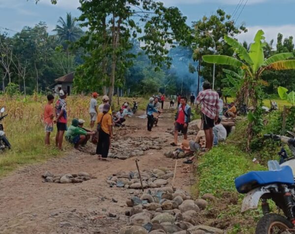 Warga Desa Jayagiri Cianjur Swadaya Perbaiki Jalan Rusak, Hanya Terkumpul Rp 3,5 Juta