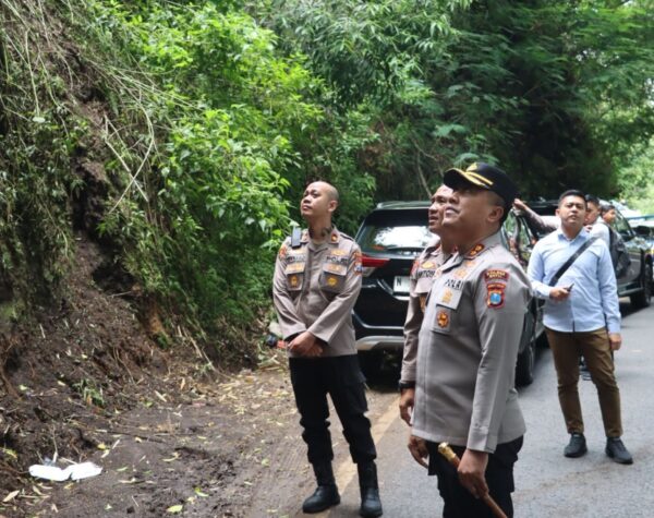 Pastikan Keselamatan Warga, Kapolres Batu Tinjau Lokasi Bencana Longsor di Payung 2