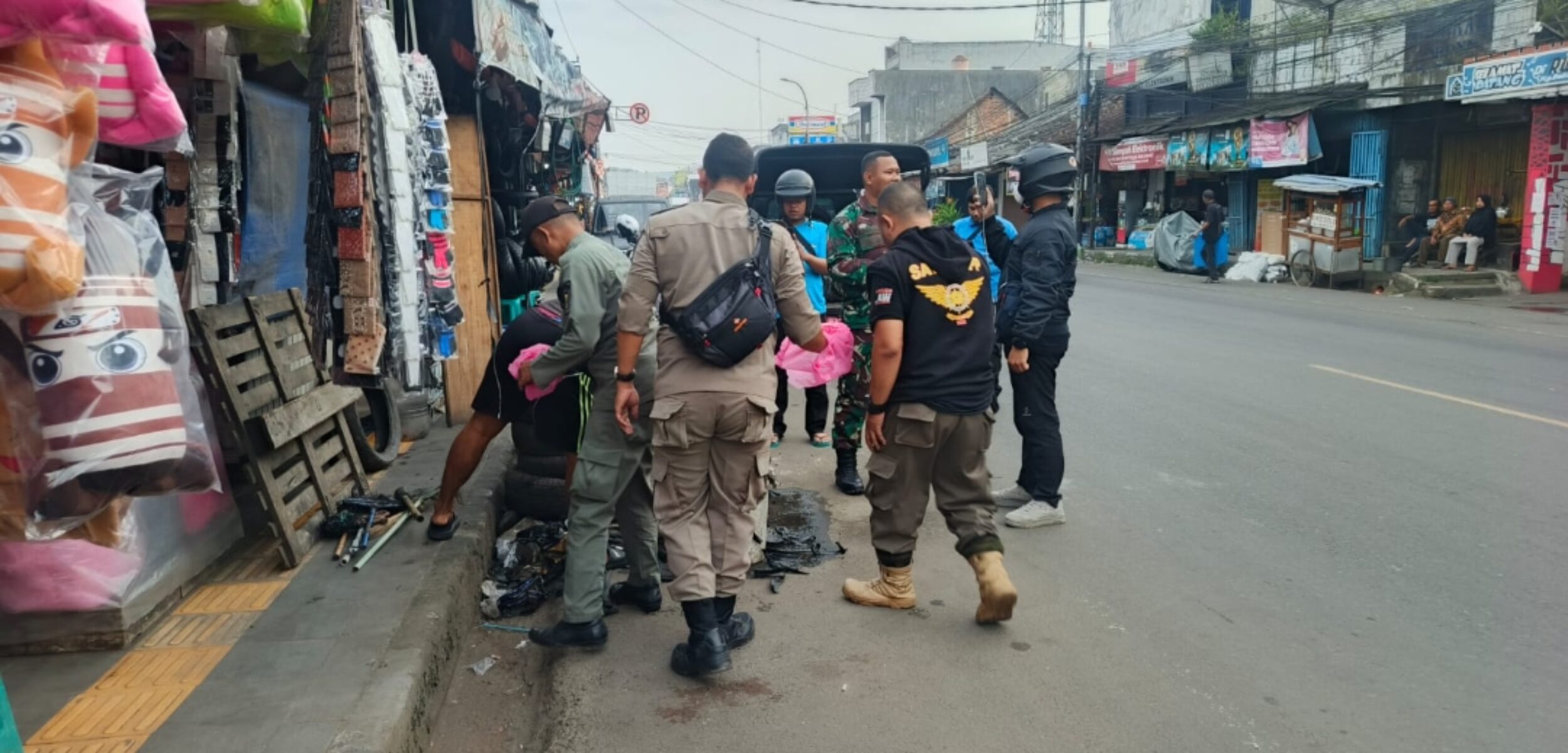 Screenshot 20260126 185917 1 Satpol PP Sukabumi saat menertibkan tukang tambal ban. (Idris/kabarterdepan.com)