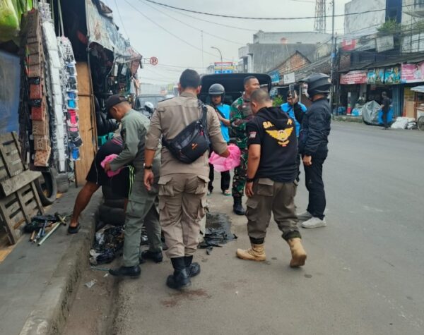 Satpol PP Sukabumi Tertibkan Tukang Tambal Ban yang Ganggu Kenyamanan Pengguna Jalan
