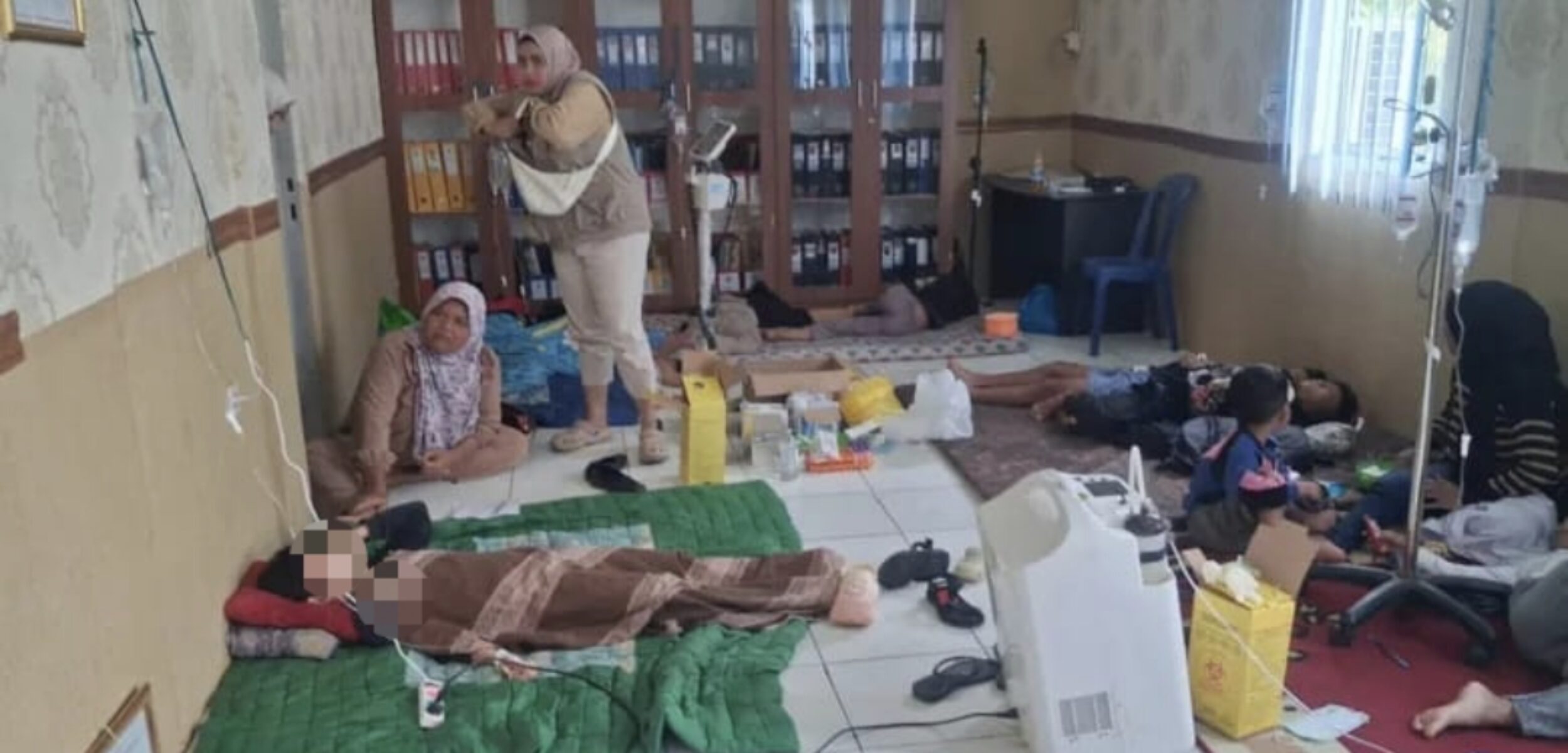 Salah satu siswa mendapatkan perawatan diduga keracunan MBG. (Istimewa)