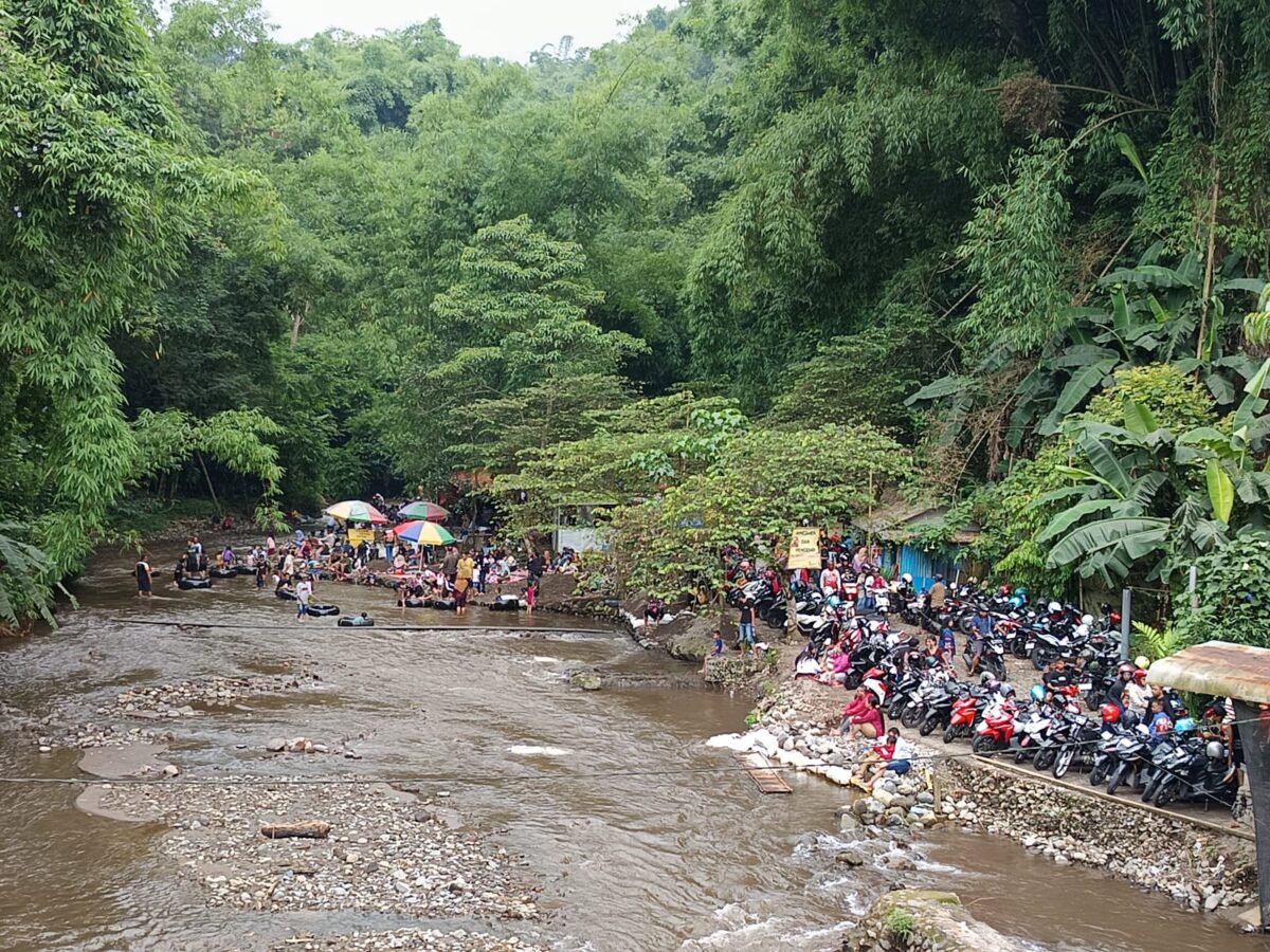 Wisatawan di Kali Kromo Pacet. (Innka/Kabarterdepan.com)