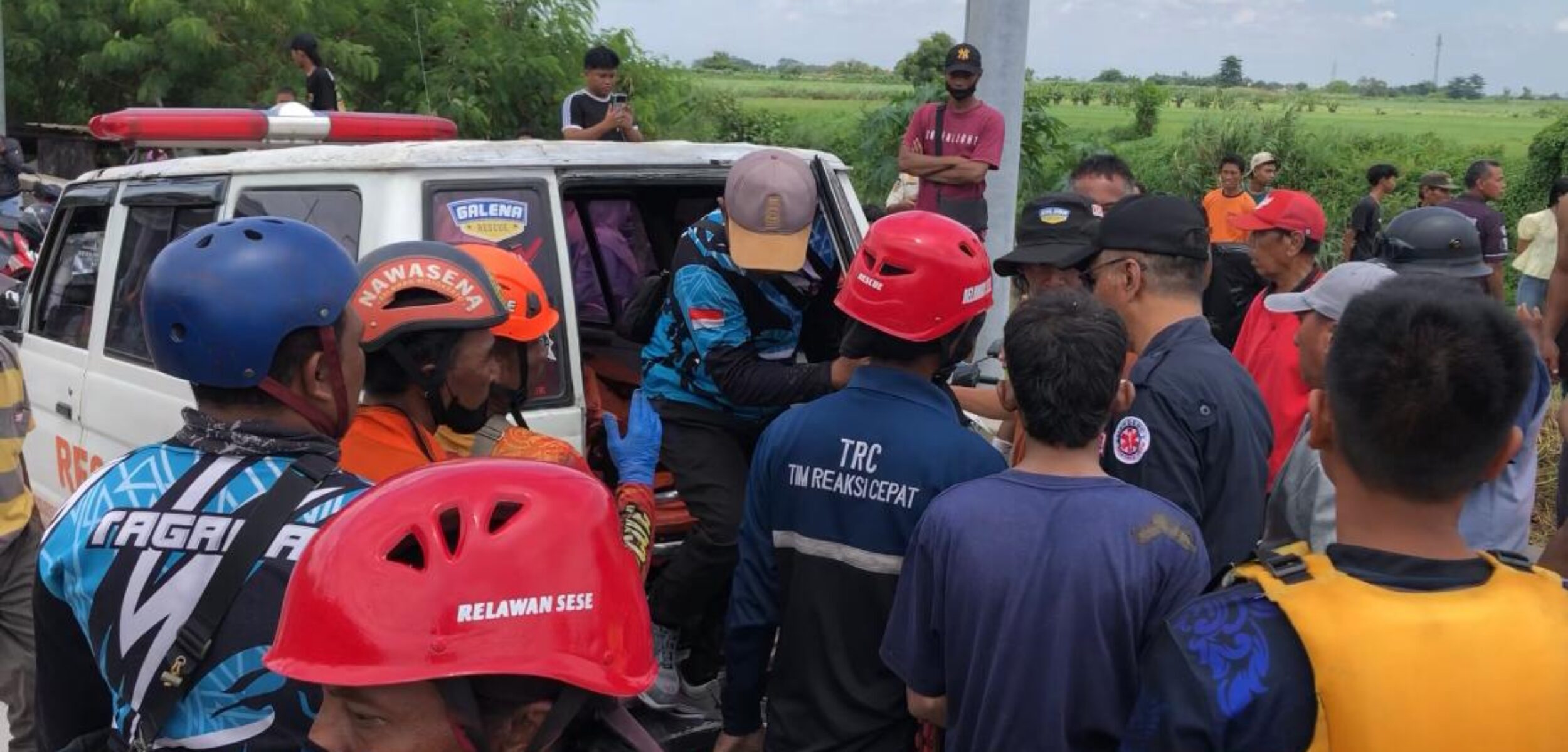 Tim SAR Mengangkat Korban Untuk Dibawa Ambulan