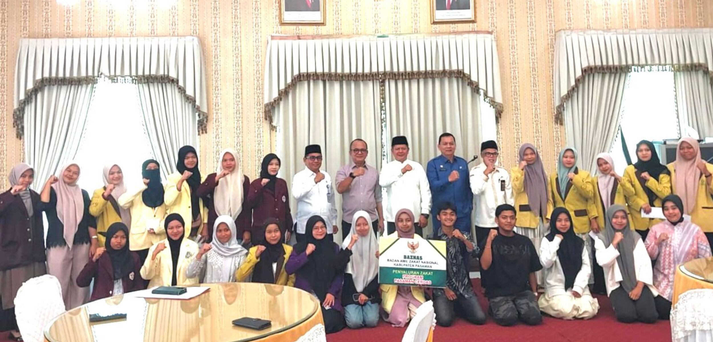 Bupati Pasaman Welly Suhery, ST, bersama Forkopimda, pimpinan OPD, Baznas, dan penerima Beasiswa