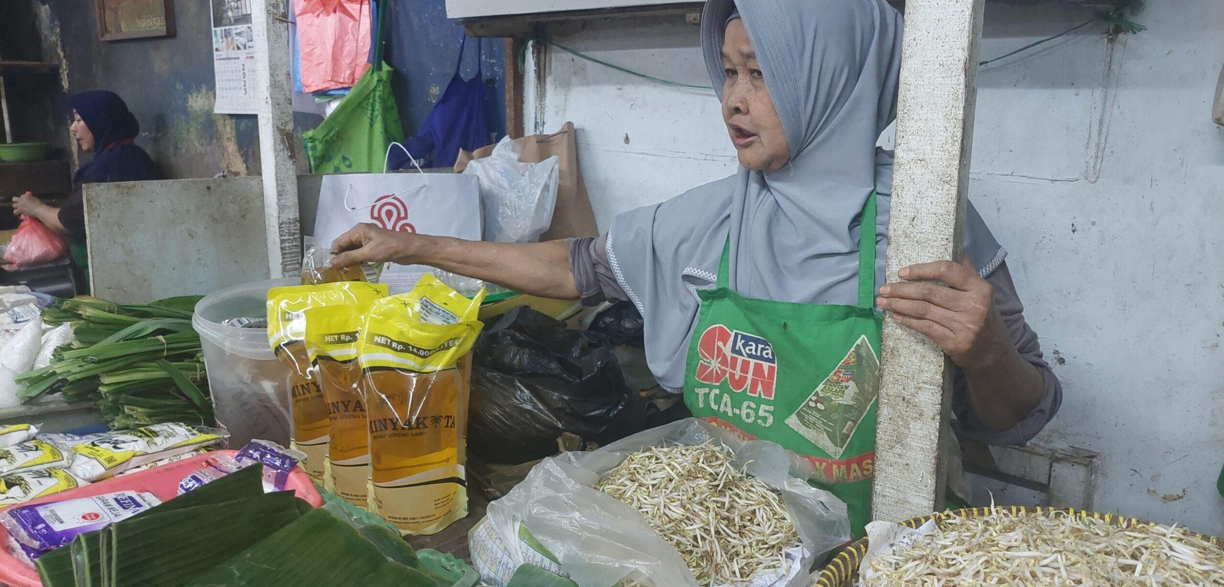 Pedagang, bahan pokok, minyan goreng