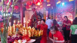 Rayakan Imlek, Umat Tri Dharma Padati Klenteng Hong San Ko Tee untuk Beribadah dan Berdoa