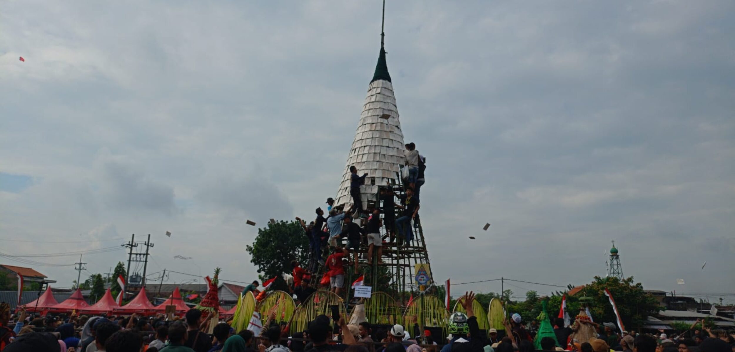 Sambut Ramadan, Warga Sedengan Mijen Gelar Ruwat Desa dengan Tumpeng Tempe Raksasa 14 Meter
