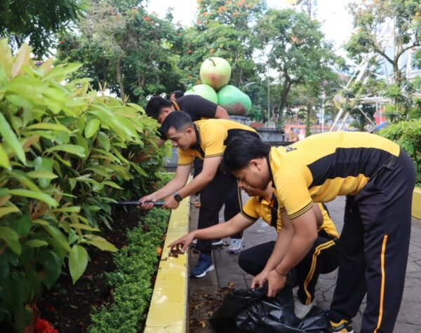Polres Batu, saat bersinergi dengan Pemerintah Kota Batu menggelar aksi kerja bakti (korve) massal di kawasan Alun-Alun Kota Batu. (Sumber:Yan/Kabarterdepan.com)