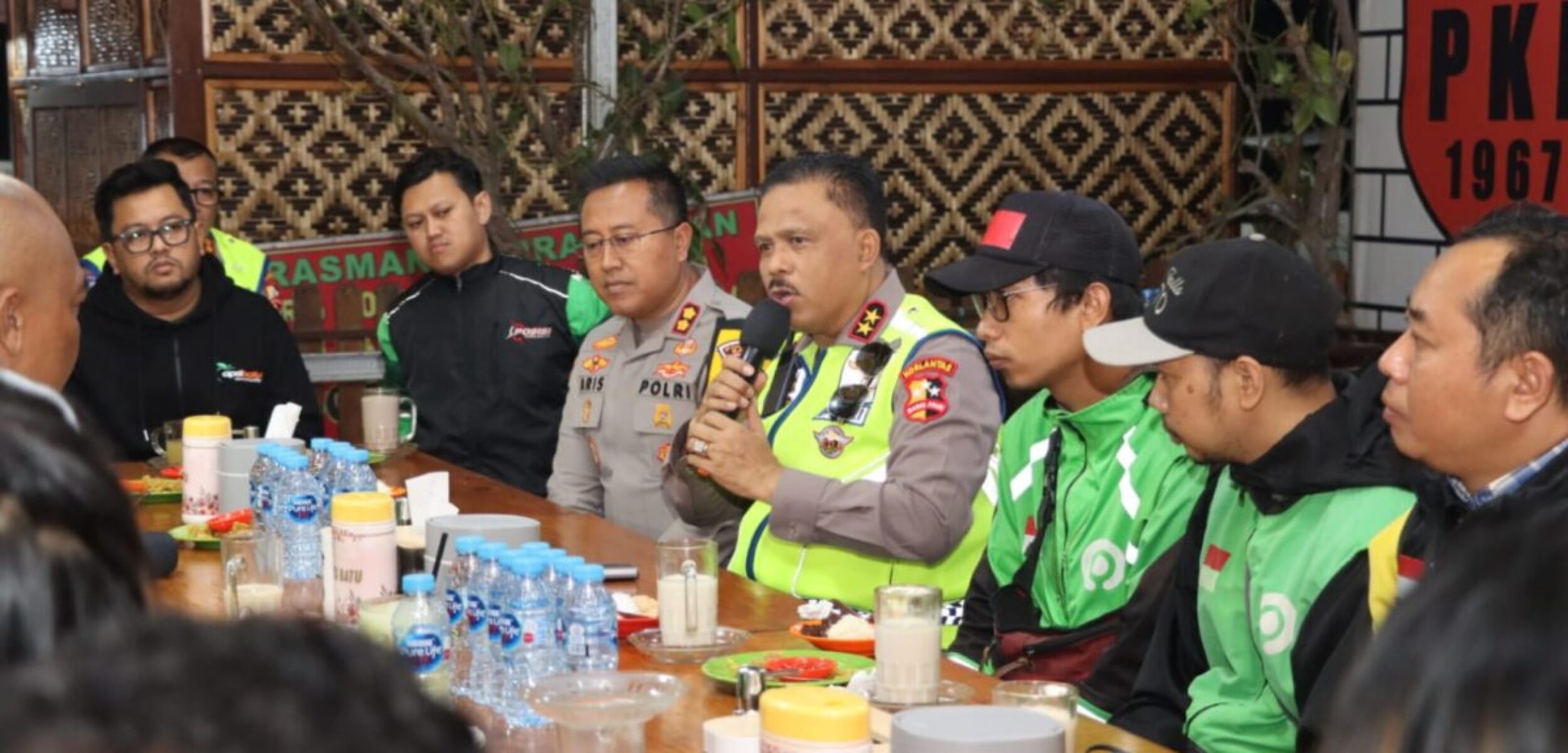 Kakorlantas Polri, Irjen Pol Agus Suryonugroho, saat berdialog bersama komunitas driver ojol di Kota Batu. (Yan)