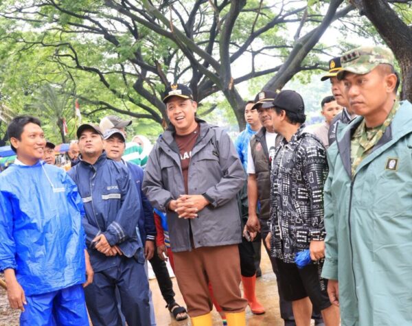 Ikuti Arahan Presiden, Wali Kota Bekasi dan Forkopimda Bersih-bersih Danau Duta Harapan