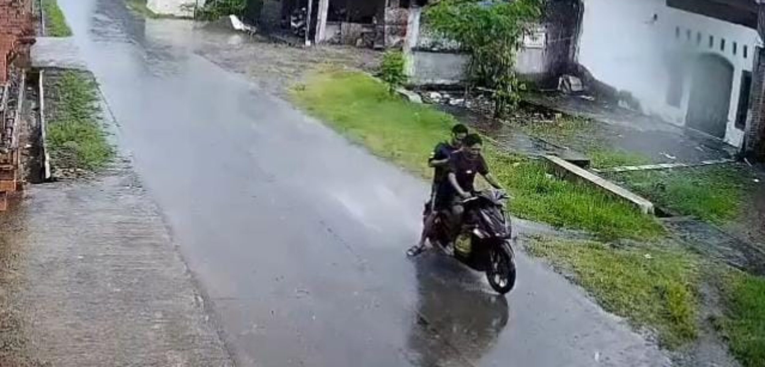 Curi LPG di Jombang Terekam CCTV, Pelaku Kabur Saat Hujan